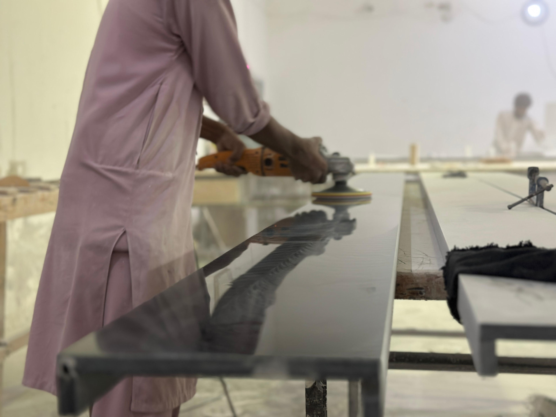 Polishing a solid-surface worktop with an orbital sander